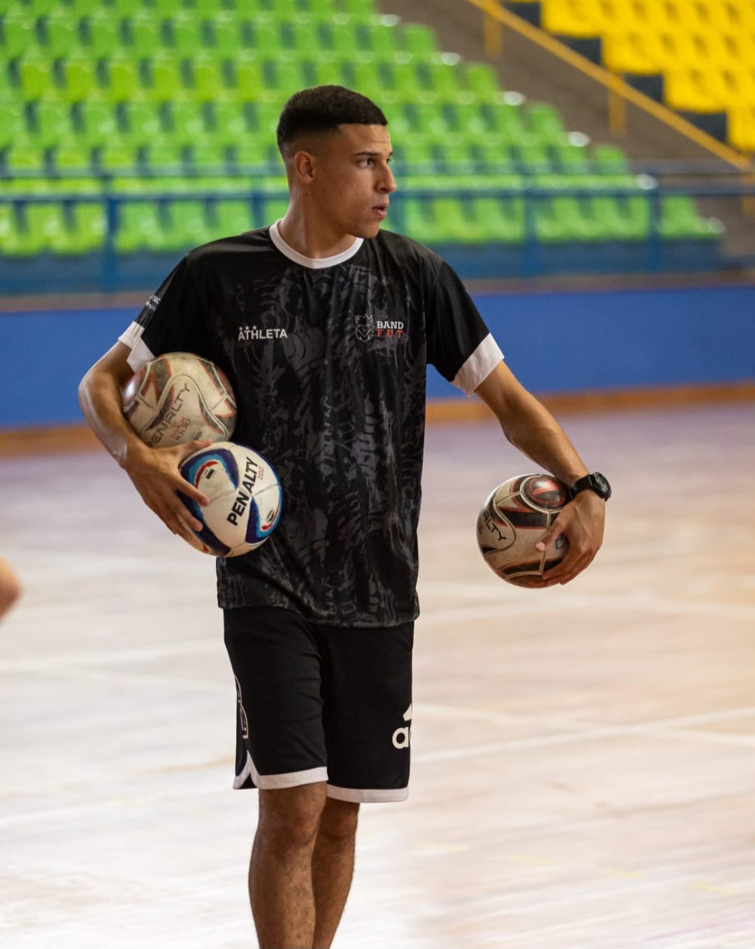 Professor Andre com bolas no ginásio