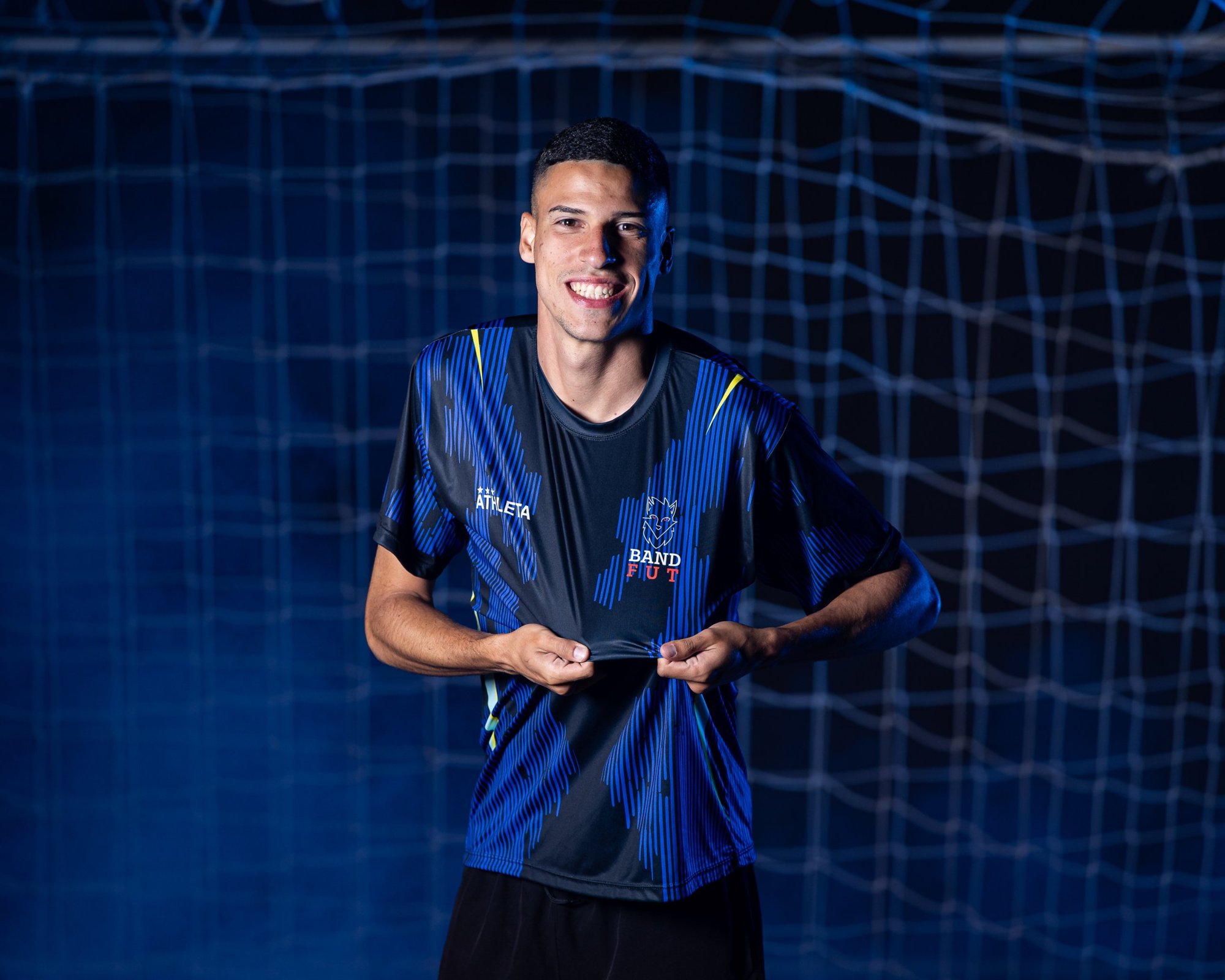 Professor Andre, do NAPE, sorrindo em frente a uma rede de gol