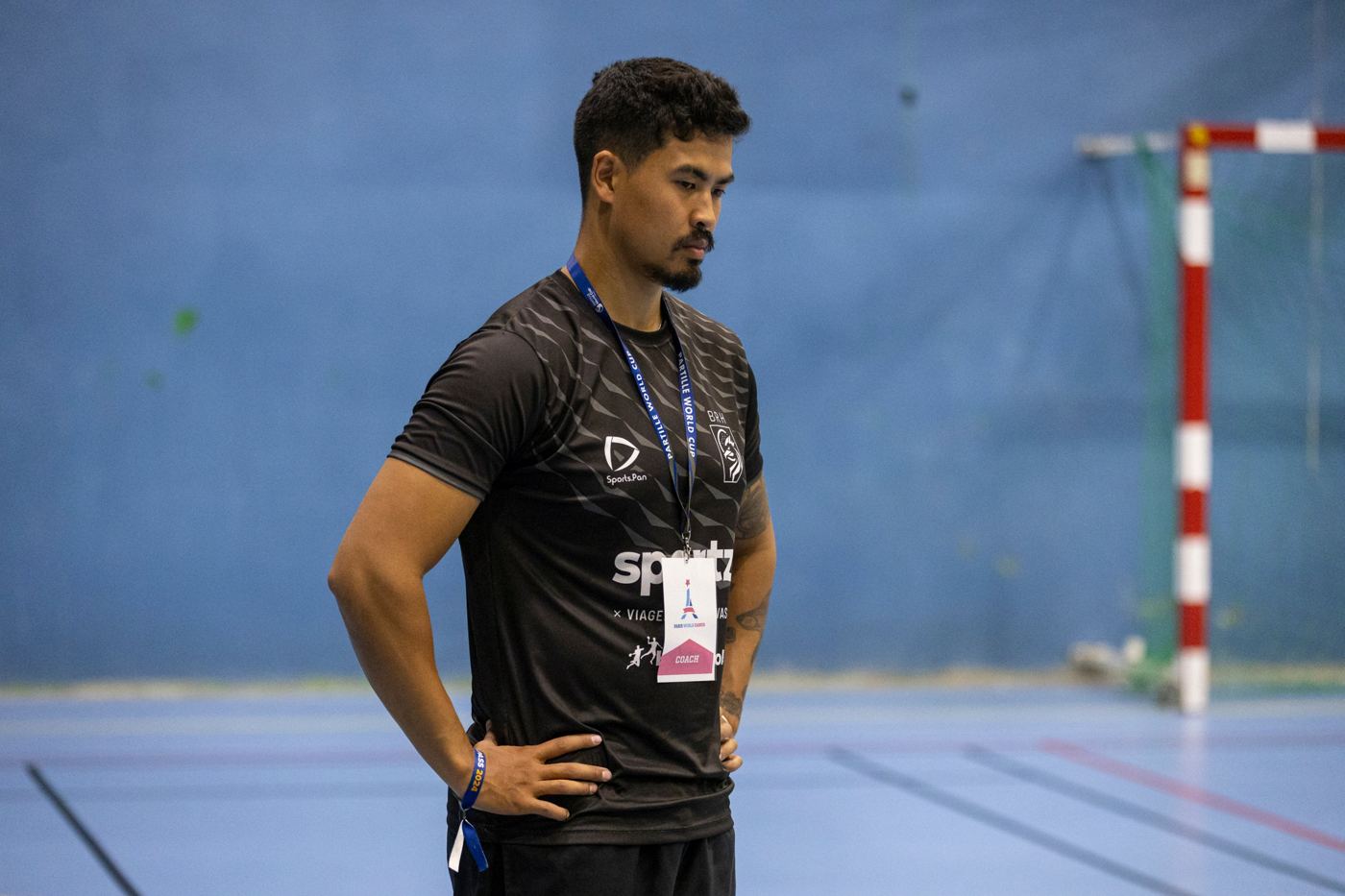 Caio na quadra durante o Paris World Games, com credencial de treinador