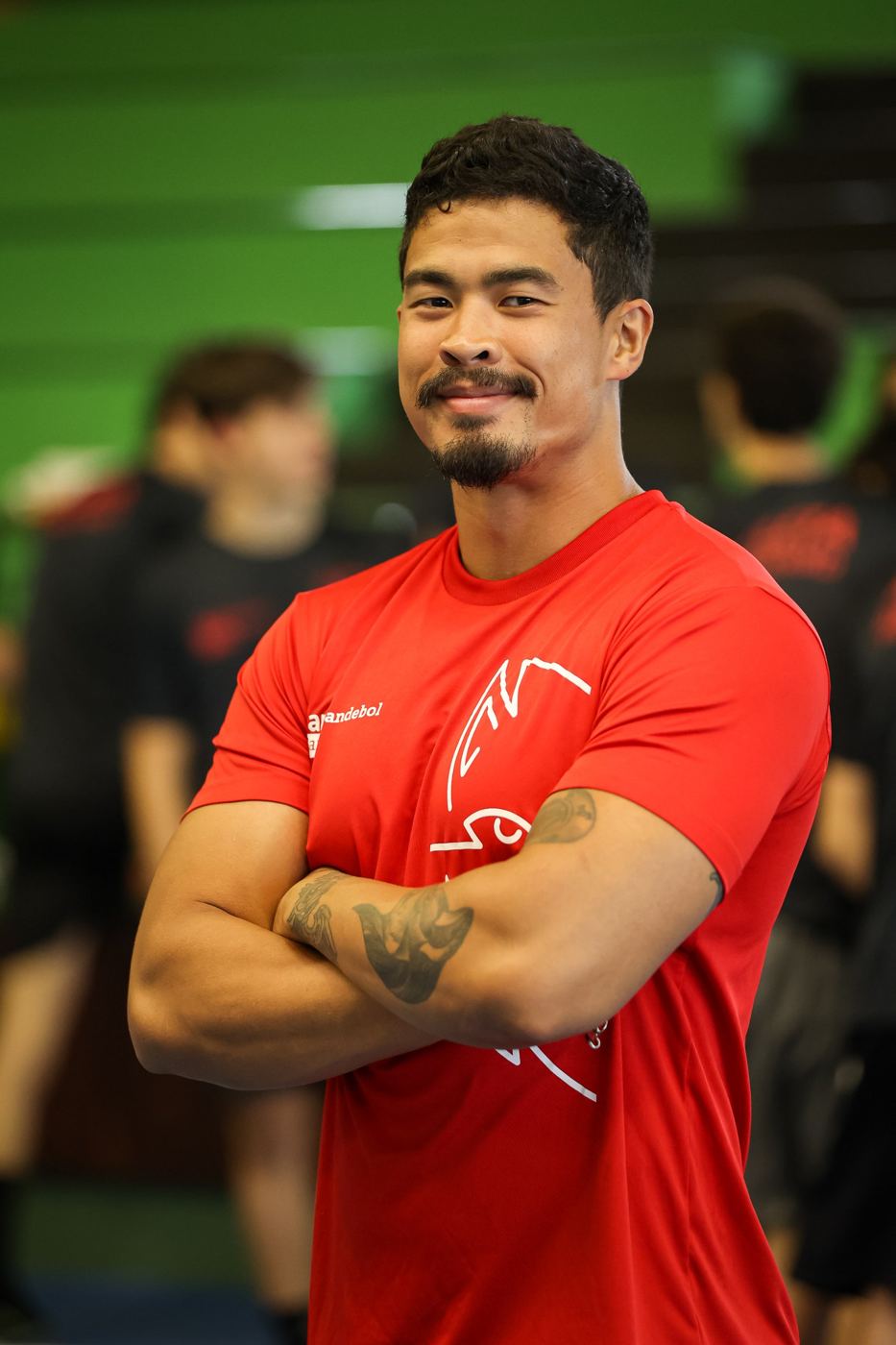 Caio Yudi de braços cruzados, sorrindo