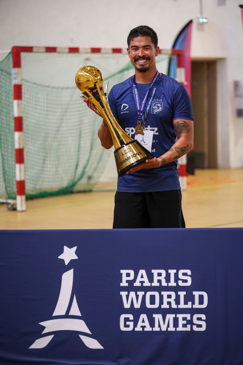 Caio segurando o troféu de campeão do Paris World Games