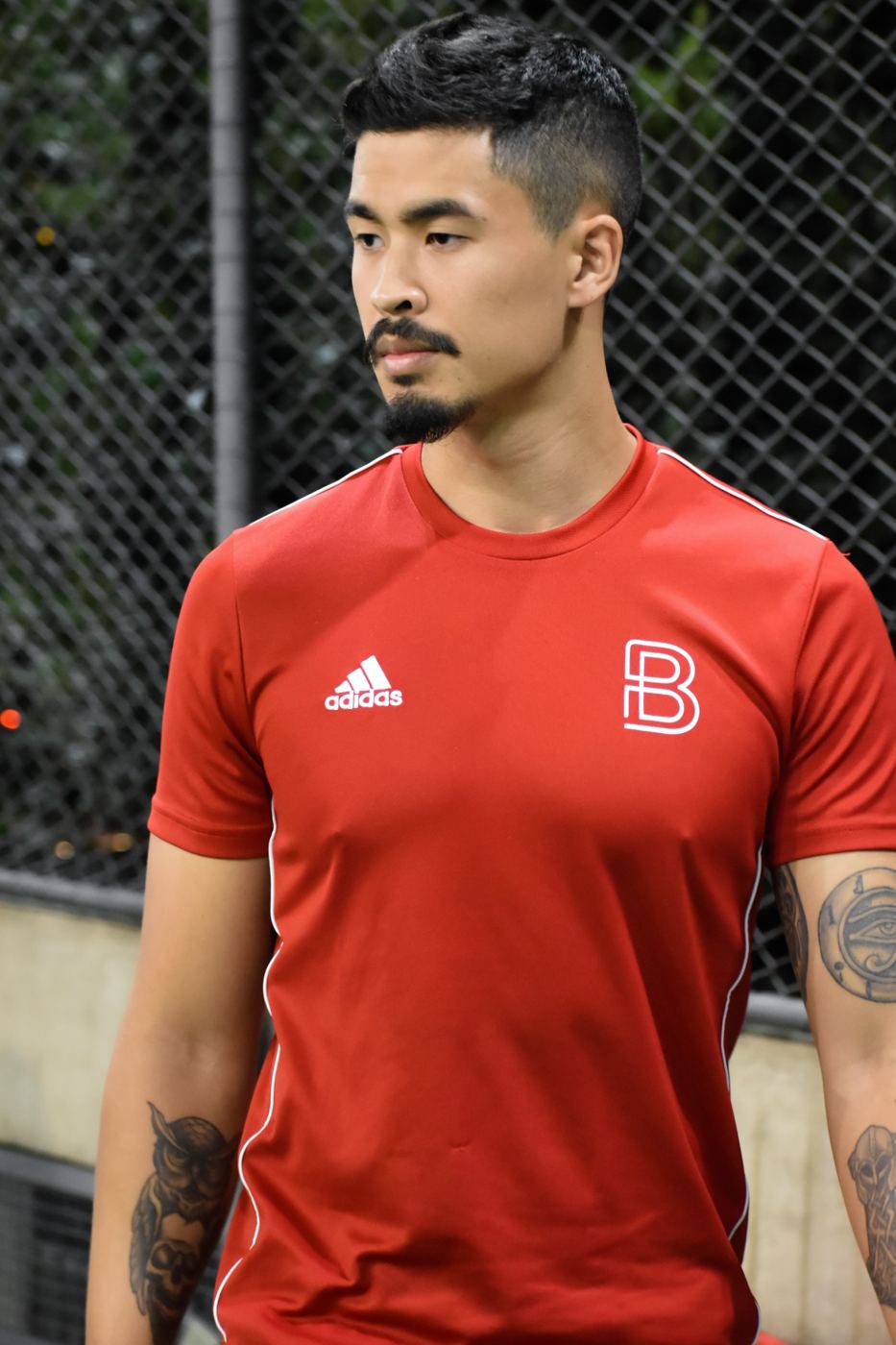 Retrato de Caio Yudi com camiseta vermelha