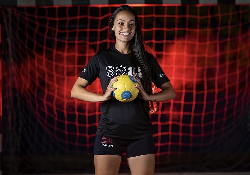 Professora Luiza segurando uma bola