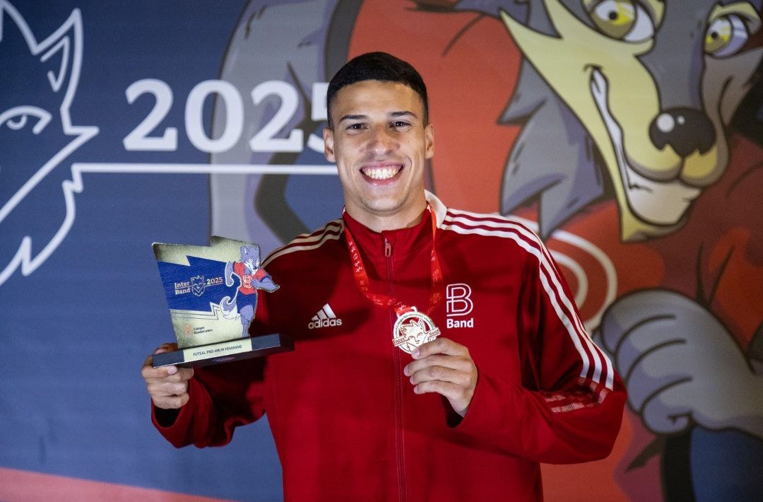 Professor Andre com troféu e medalha de campeão